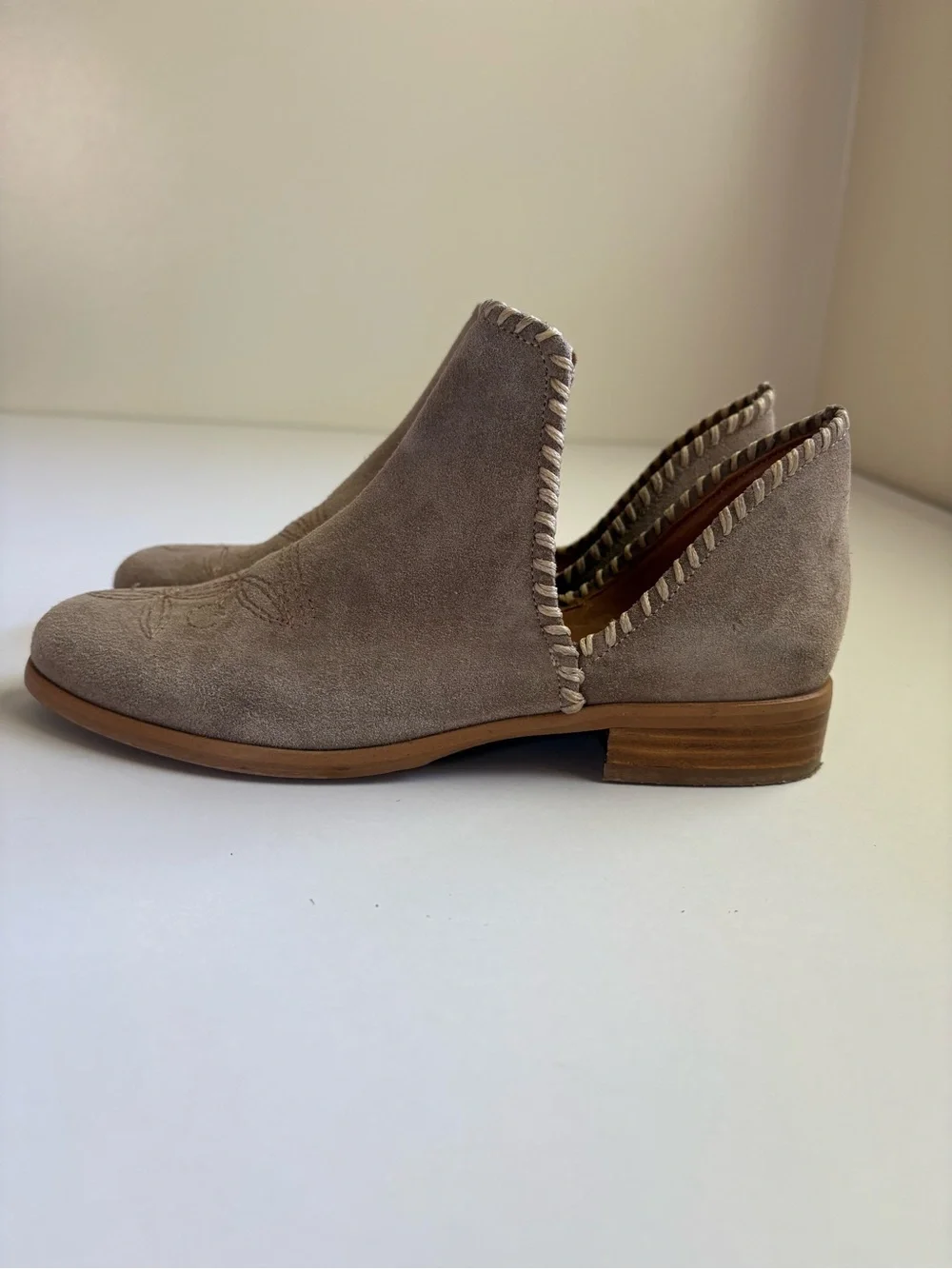 Sundance Lola Suede Tan Whipstitched Cutout Ankle Boots Italy Size 6.5